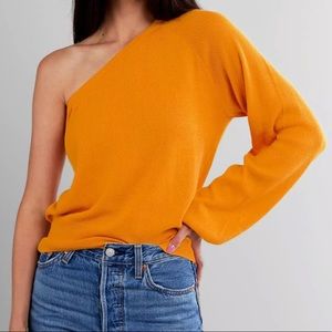 Light and trendy one sleeved sweater!